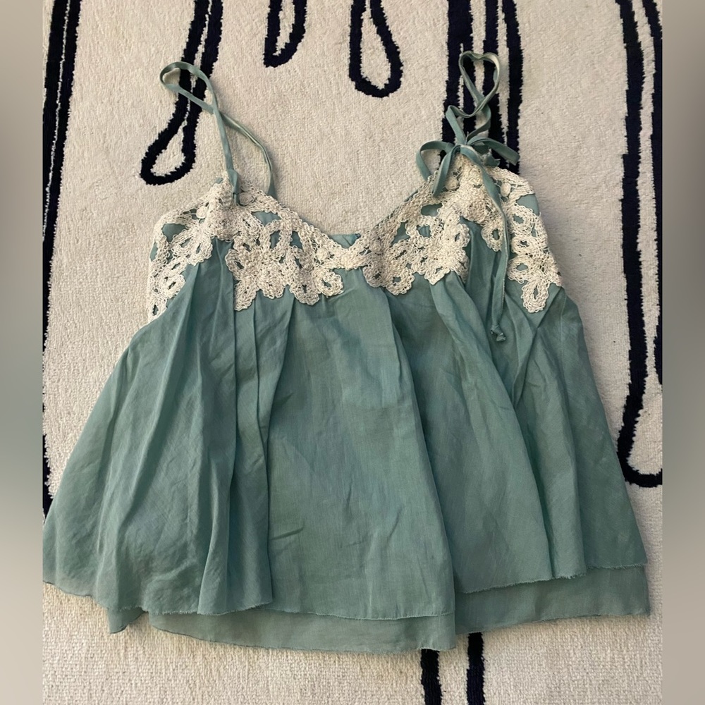 NWT Robert Rodriguez US size 10 . Sea foam green snd cream silk and viscose top